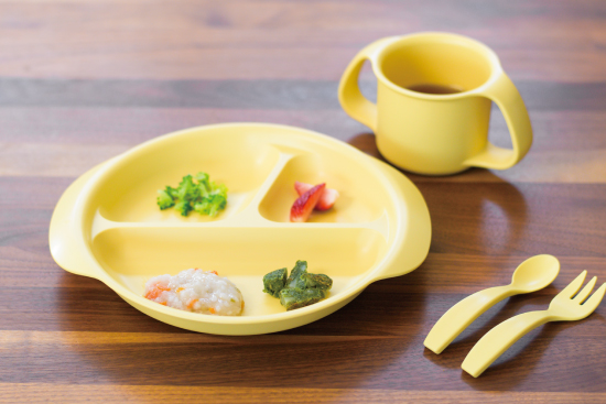 離乳食中期から離乳食 ワンプレート食器で手づかみ食べに挑戦しよう！