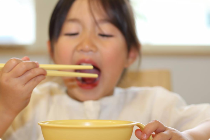 おはしで食べている様子