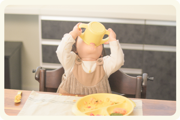 子どもがコップを持つ様子