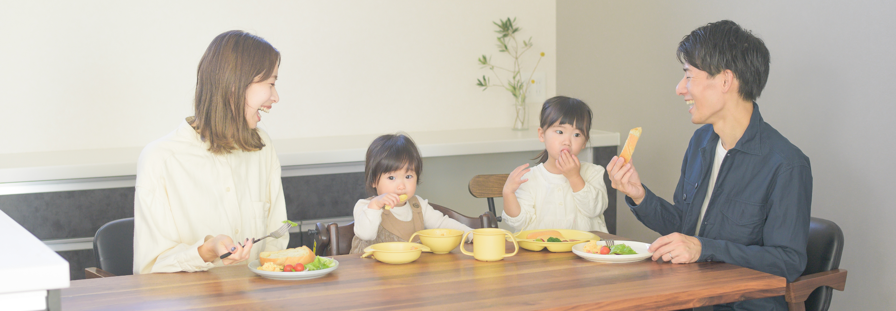 家族の食卓シーン