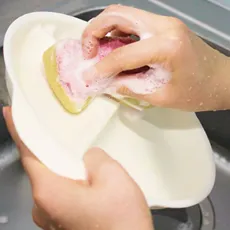 食器を洗う様子