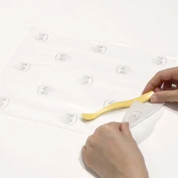 グラシン紙でつつむ様子